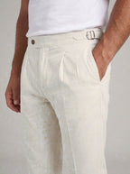 JEFF pantalones chinos vestir - lado con mano en el bolsillo