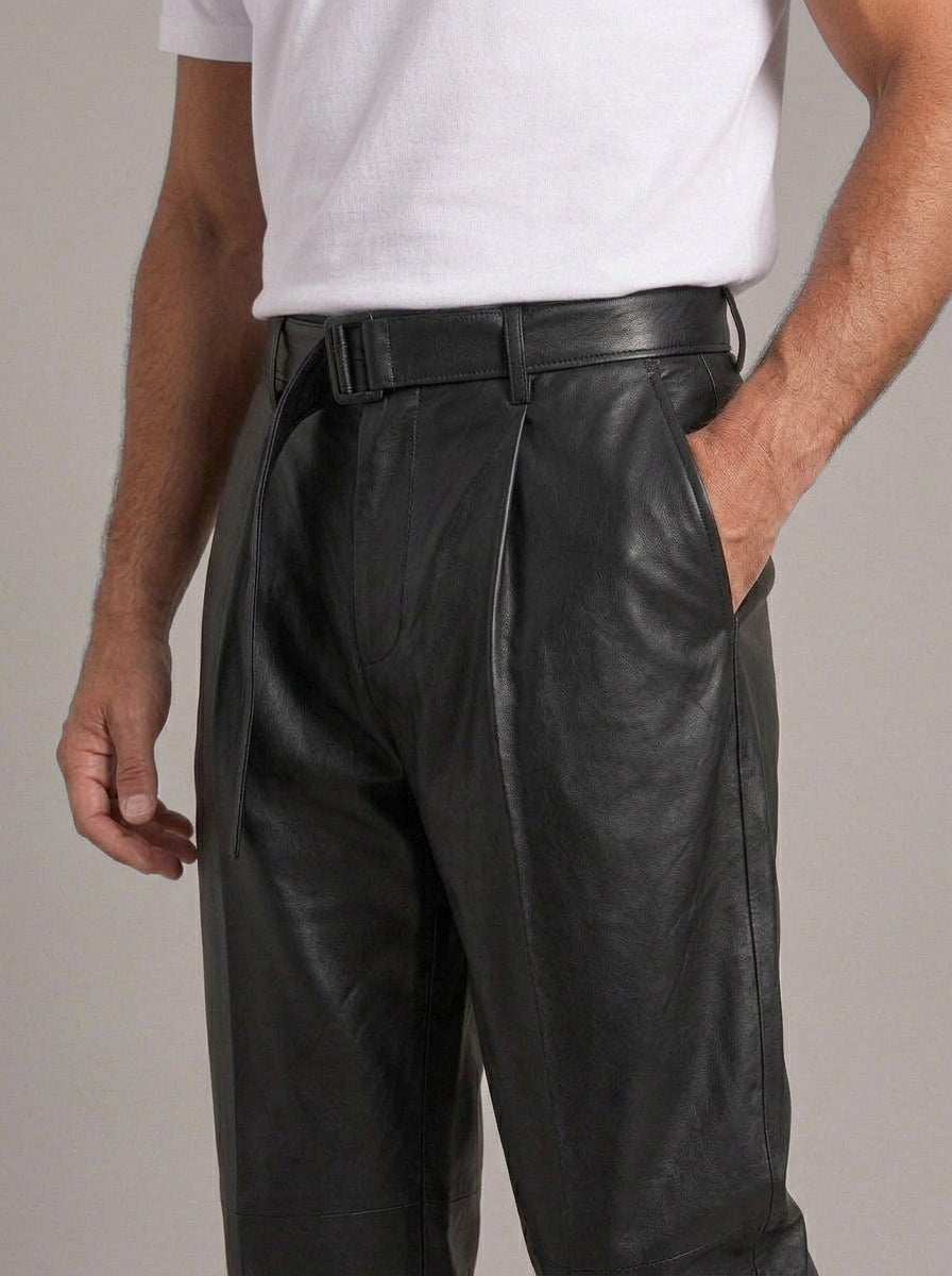 ISAAC pantalones piel anchos - lado con mano en el bolsillo