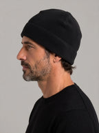 CHUS - Gorro polar negro puesto, de perfil