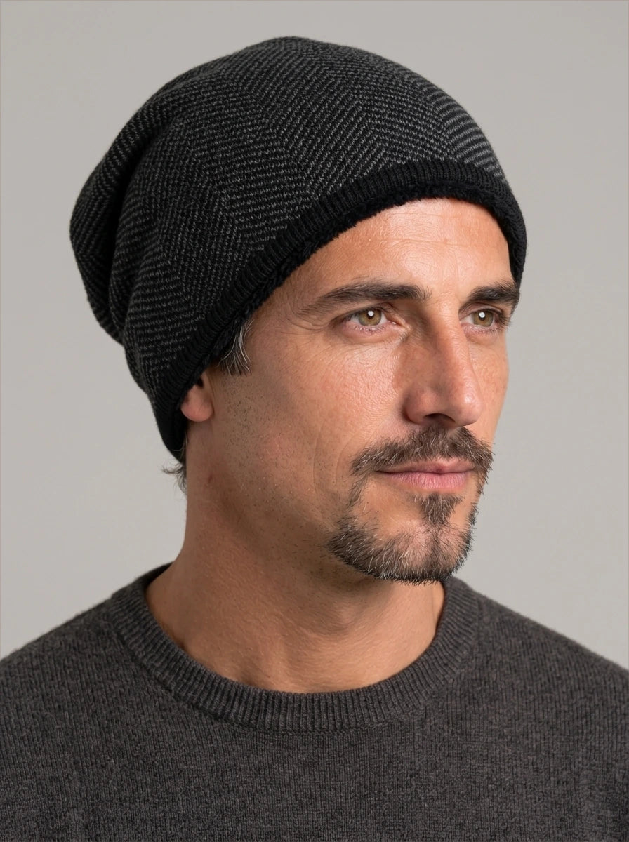 JUANMI - Gorro holgado de punto espiga puesto, vista de tres cuartos