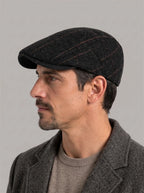JUAN DIEGO - Gorra plana puesta, de perfil