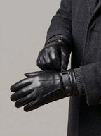 LUIS CARLOS - Abrochando la trabilla de los guantes de vestir negros