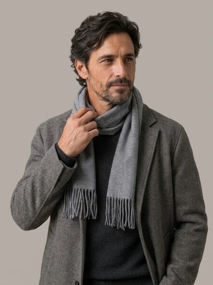 LEÓN - Bufanda puesta, de perfil