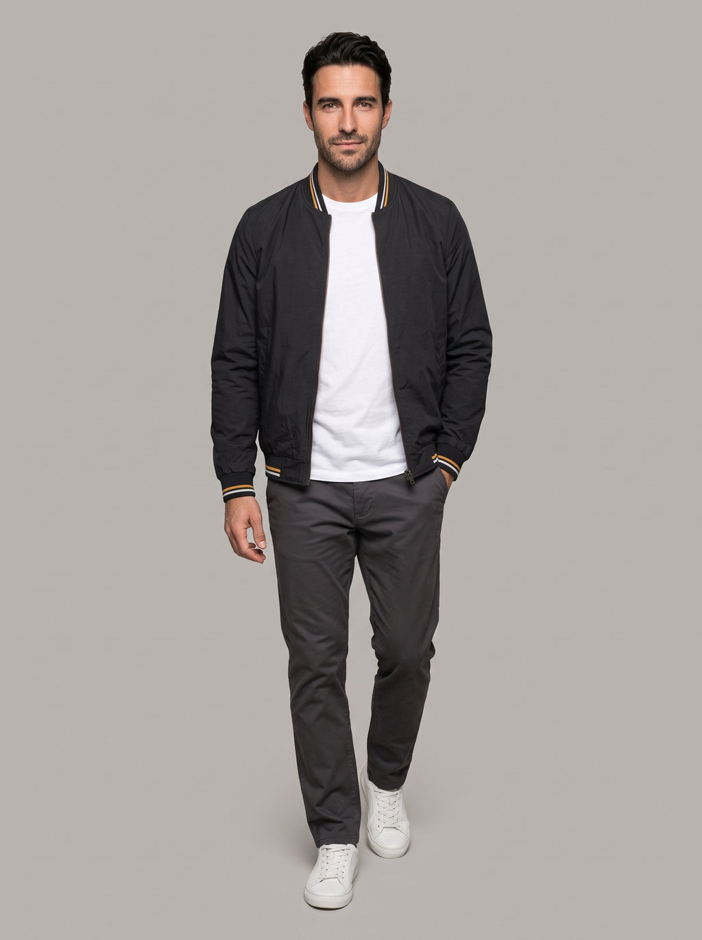 Look completo con la chaqueta bomber ÁNGEL IGNACIO negra, cuerpo entero
