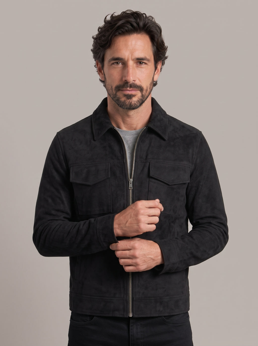 Hombre con chaqueta oversize de ante MIGUEL RAMÓN en negro, vista en tres cuartos