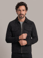 Hombre con chaqueta oversize de ante MIGUEL RAMÓN en negro, vista en tres cuartos