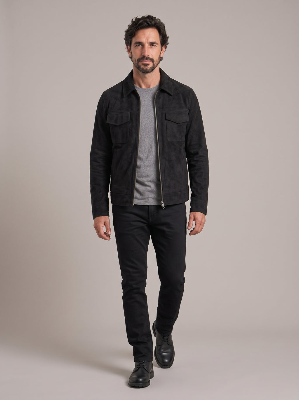 Look completo con la chaqueta de ante MIGUEL RAMÓN negra, cuerpo entero