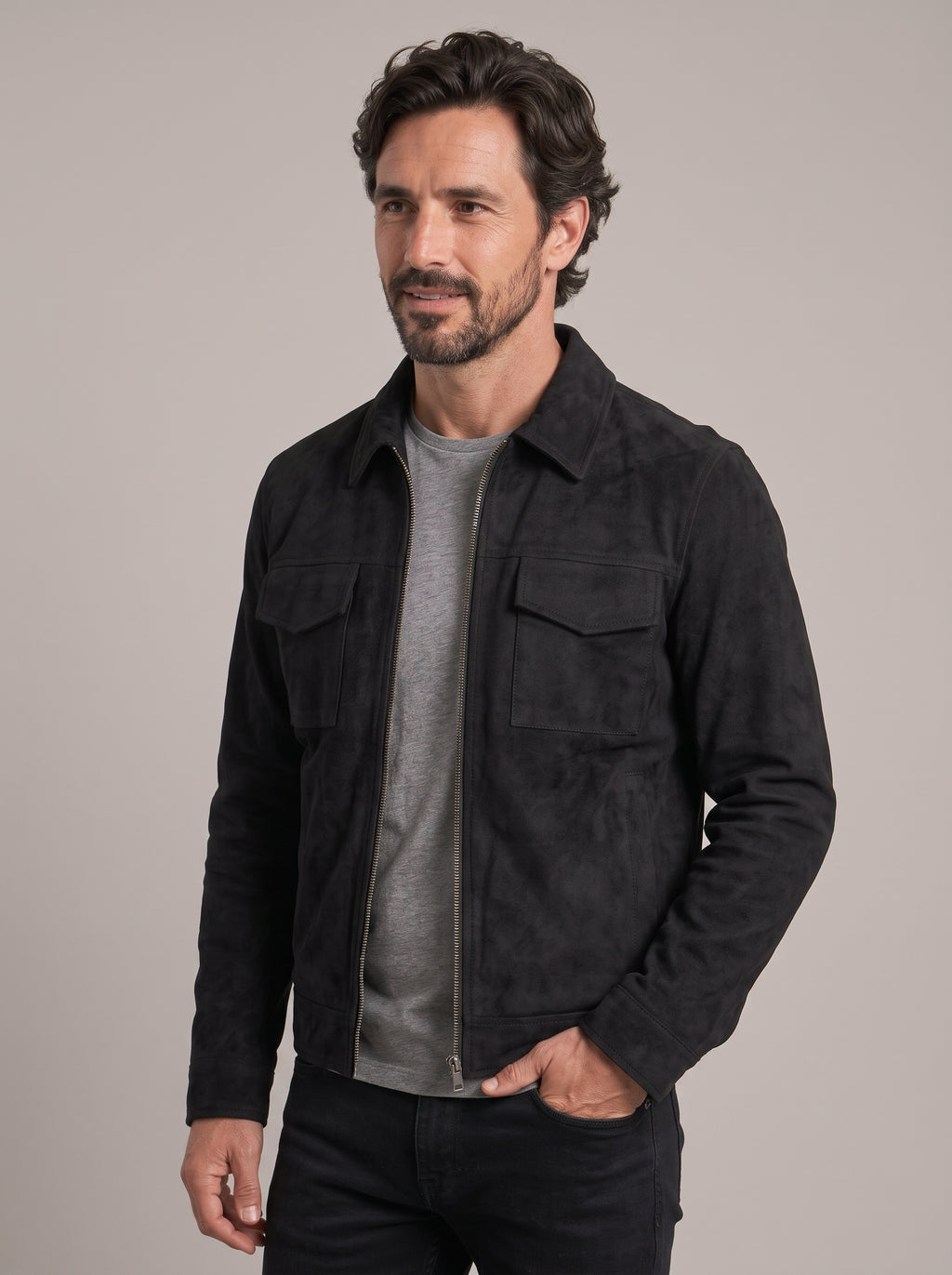 Chaqueta de ante MIGUEL RAMÓN negra cerrada, vista de frente