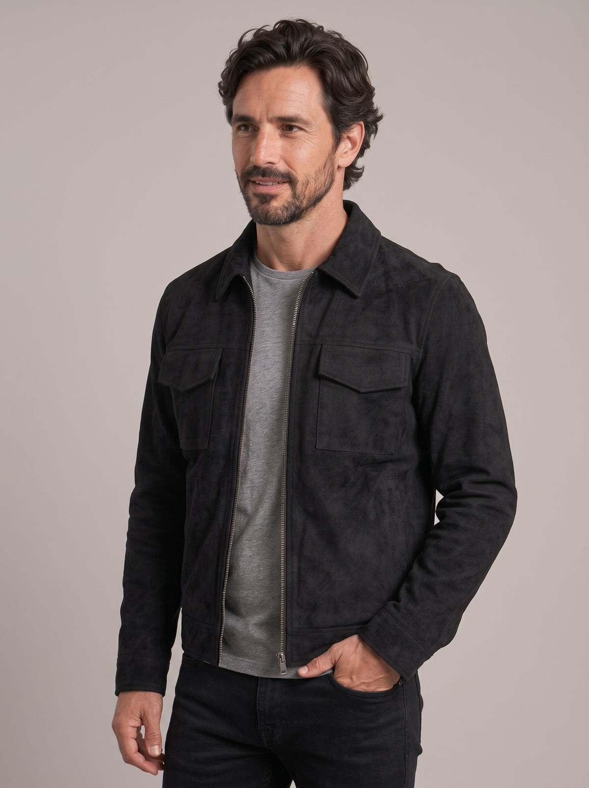 Chaqueta de ante MIGUEL RAMÓN negra cerrada, vista de frente