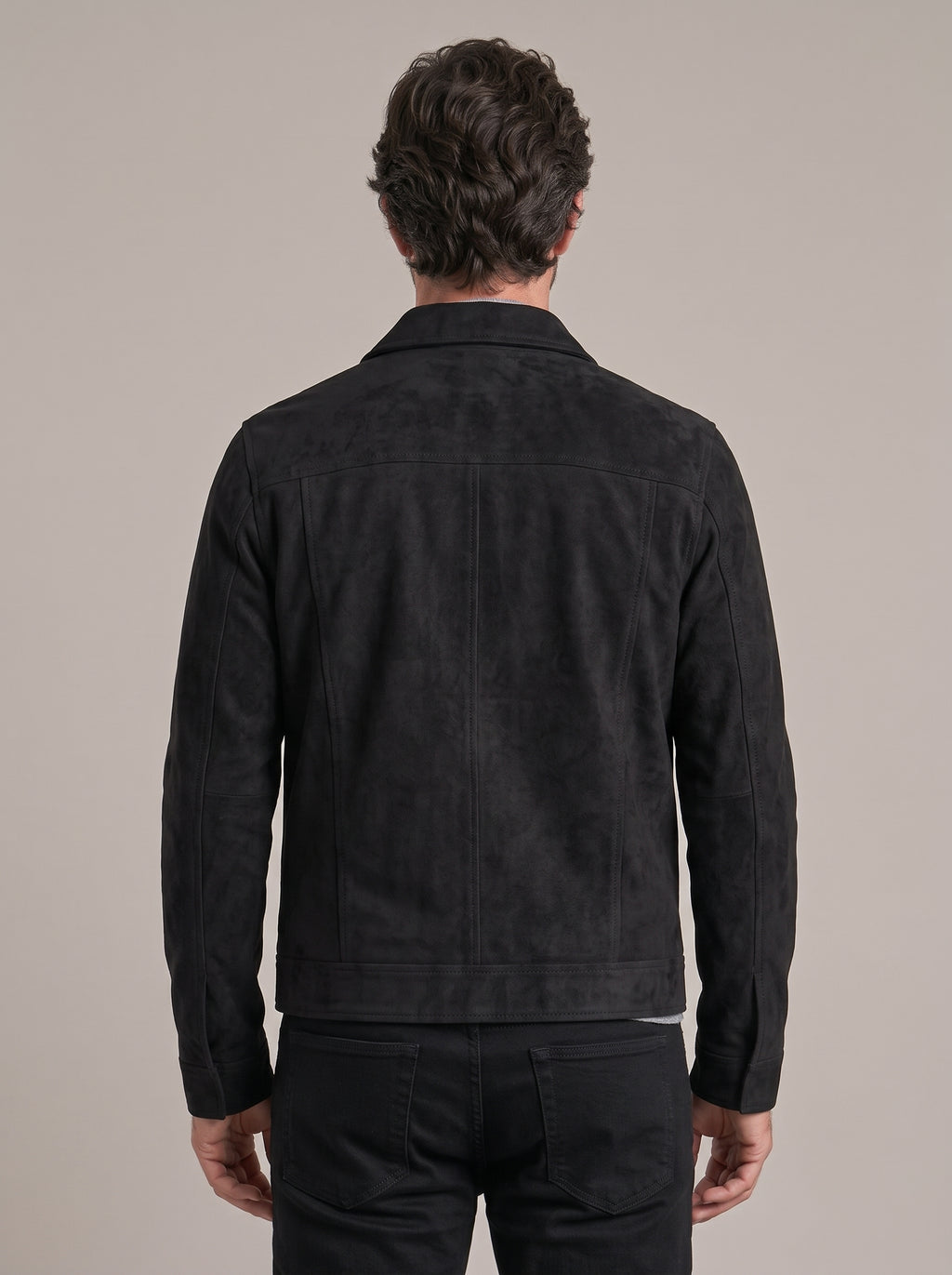 Espalda de la chaqueta oversize de ante MIGUEL RAMÓN negra