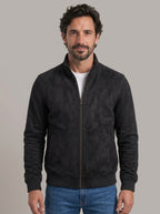 Hombre con chaqueta ligera de corte refinado XIMO en negro, vista en tres cuartos