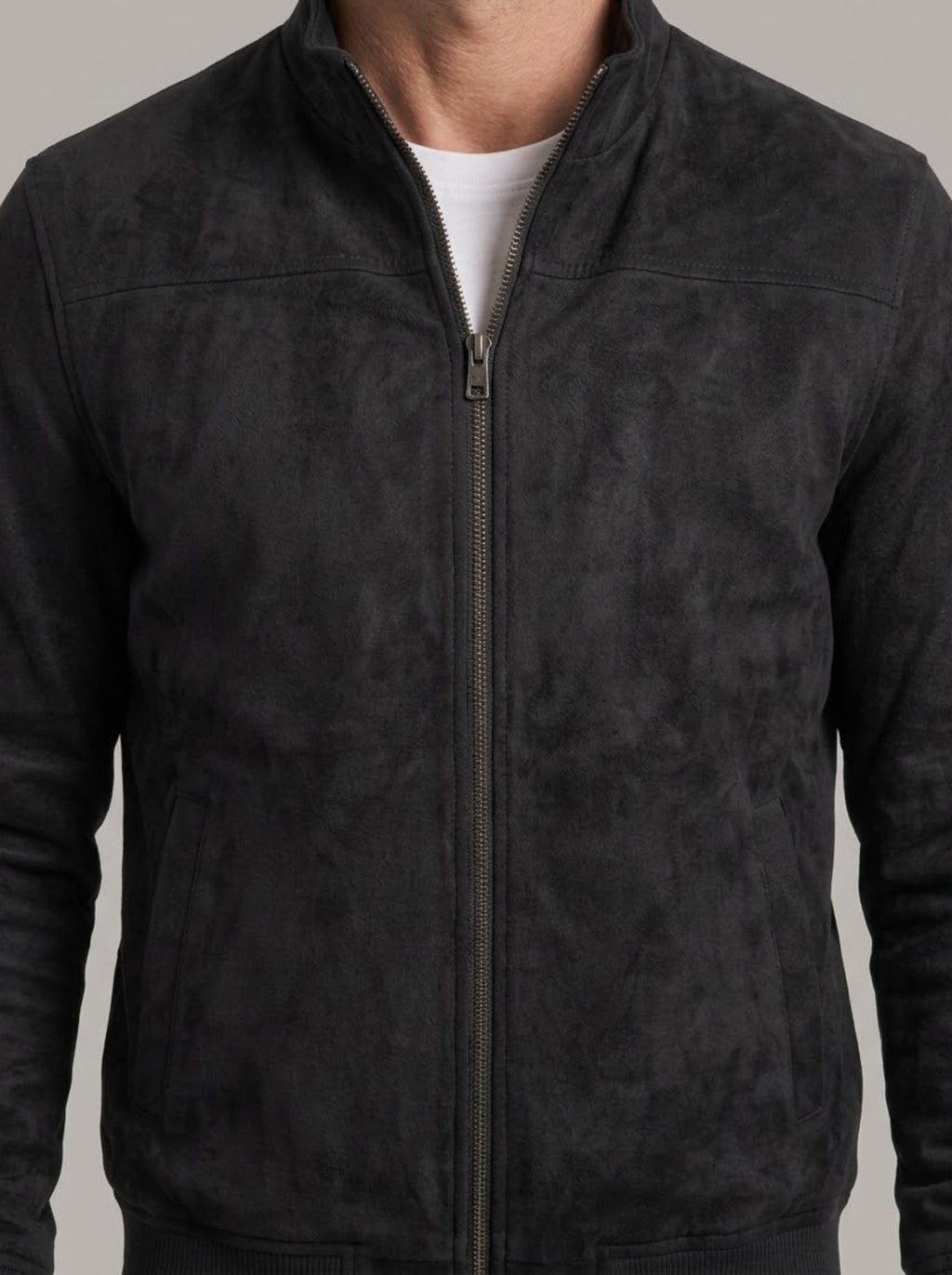 Detalle del cuello alto, la cremallera y el tejido de la chaqueta ligera XIMO