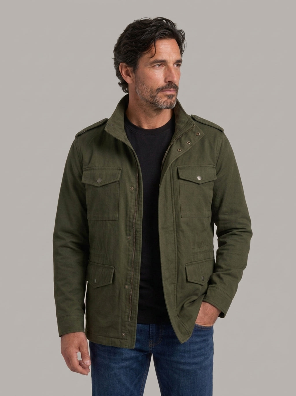 Hombre con la chaqueta de campo de cuello alto Alfredo en verde oliva