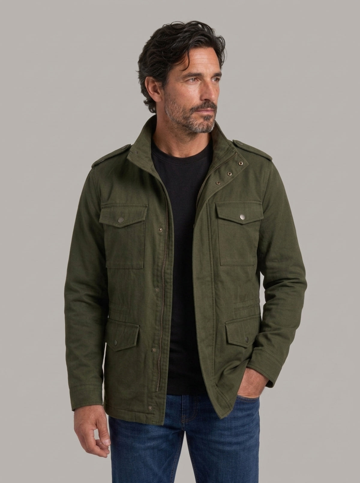 Hombre con la chaqueta de campo de cuello alto Alfredo en verde oliva