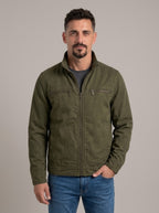 Hombre con chaqueta de ante vintage JOSÉ GABRIEL en verde, vista en tres cuartos