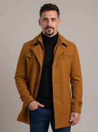 Hombre con gabardina de invierno ALVARO en marrón caramelo, vista en tres cuartos