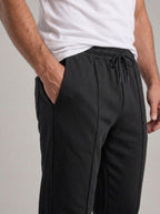 LUISMI pantalones chándal rectos - lado con mano en el bolsillo