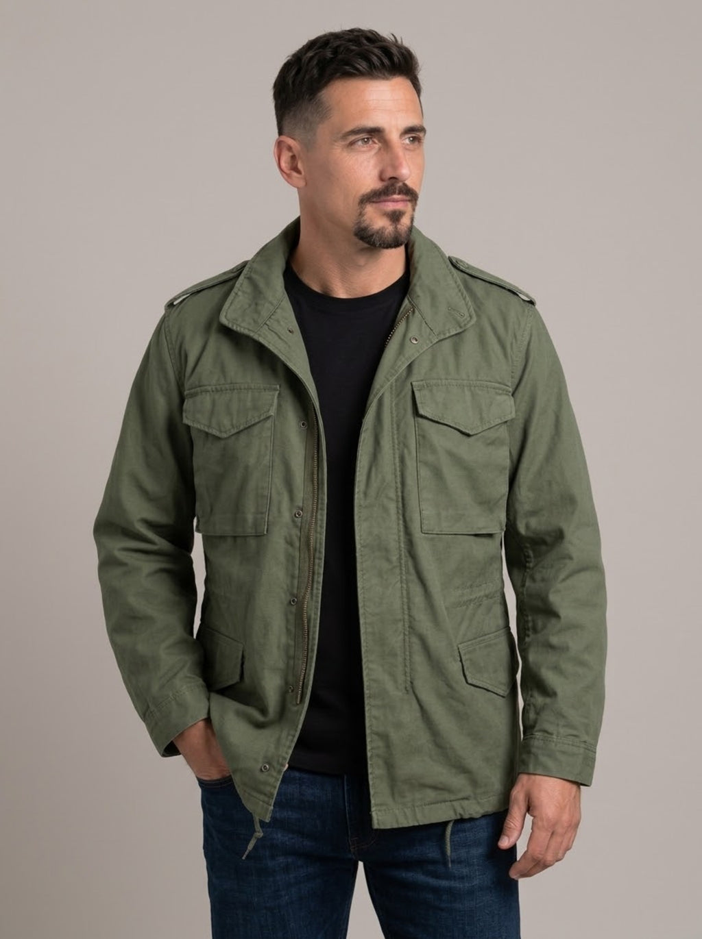 Hombre con la chaqueta de campo multibolsillos Benjamín en verde militar