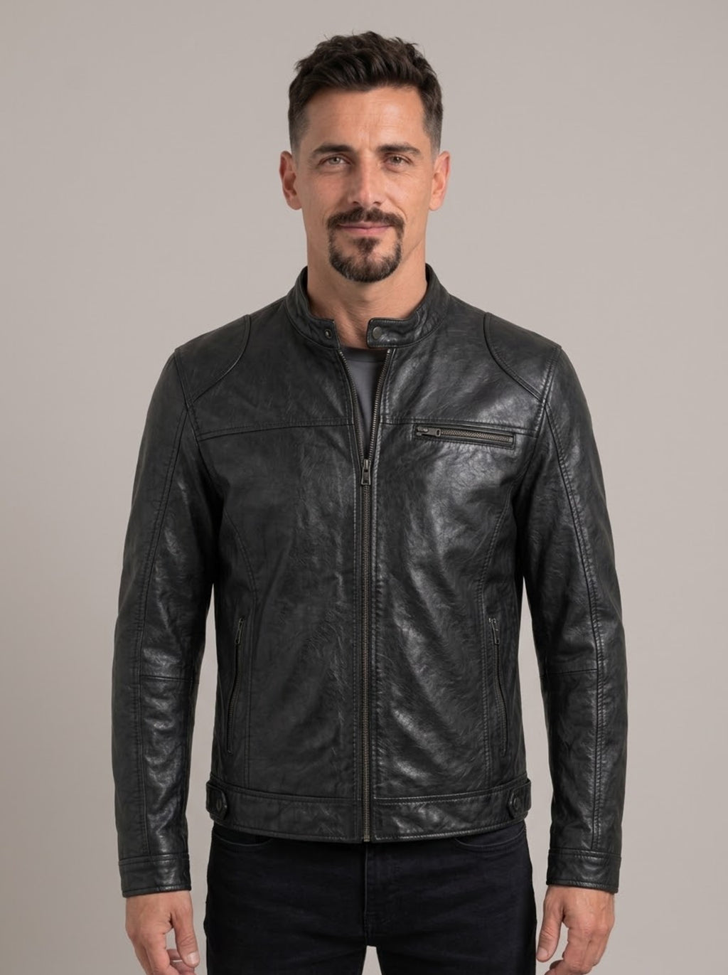 Hombre con chaqueta motera efecto piel RAFAEL ÁNGEL en negro, vista en tres cuartos