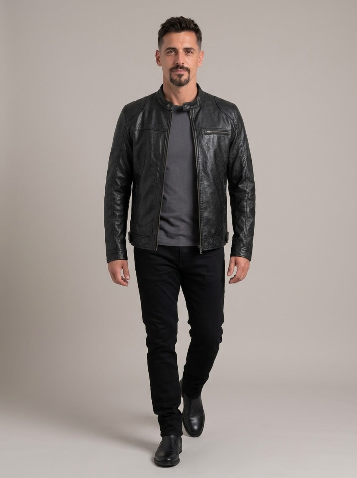 Look completo con la chaqueta motera RAFAEL ÁNGEL negra, cuerpo entero