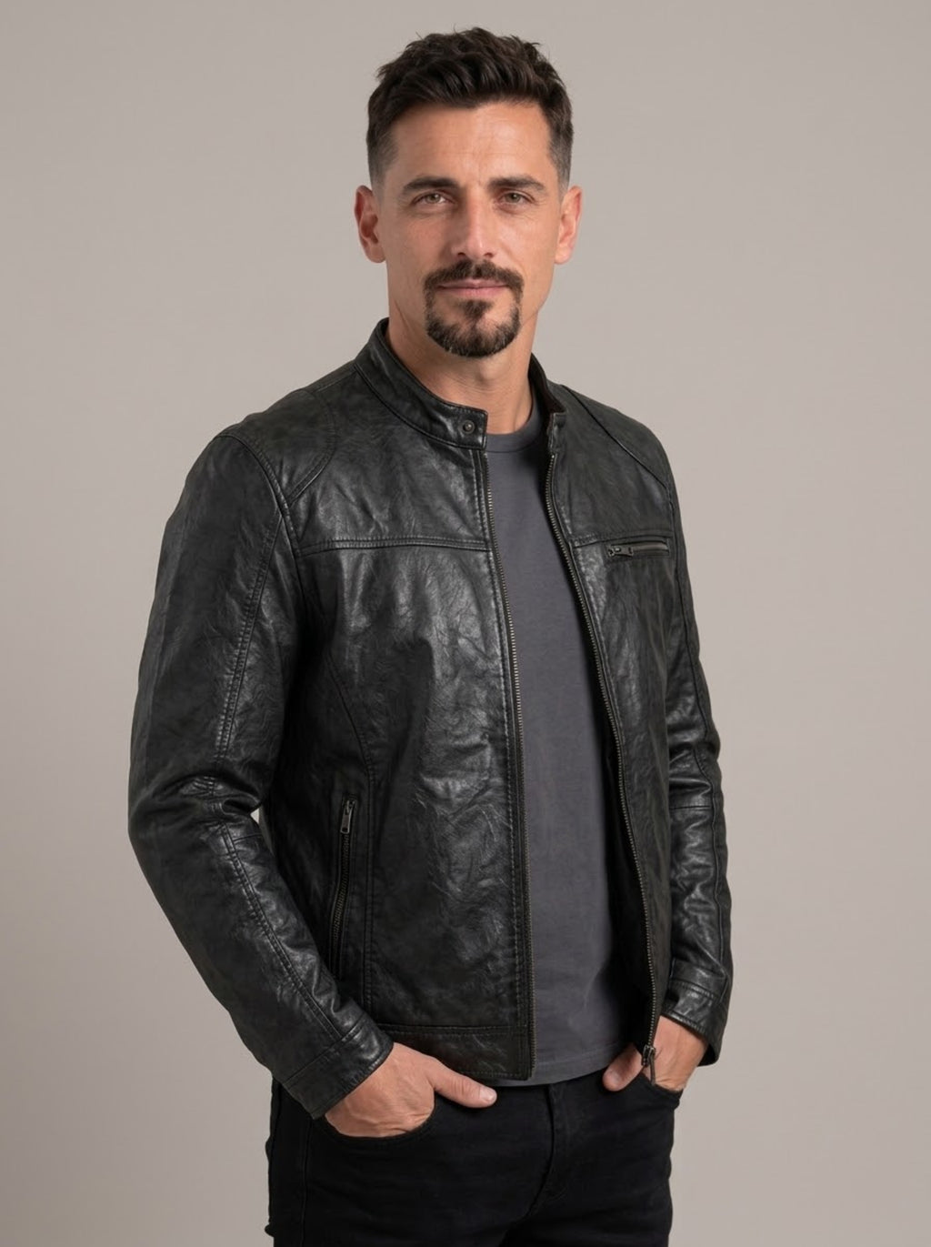 Chaqueta motera RAFAEL ÁNGEL negra cerrada, vista de frente