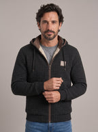 Hombre con chaqueta técnica de punto con borreguito CARLOS en negro, vista en tres cuartos