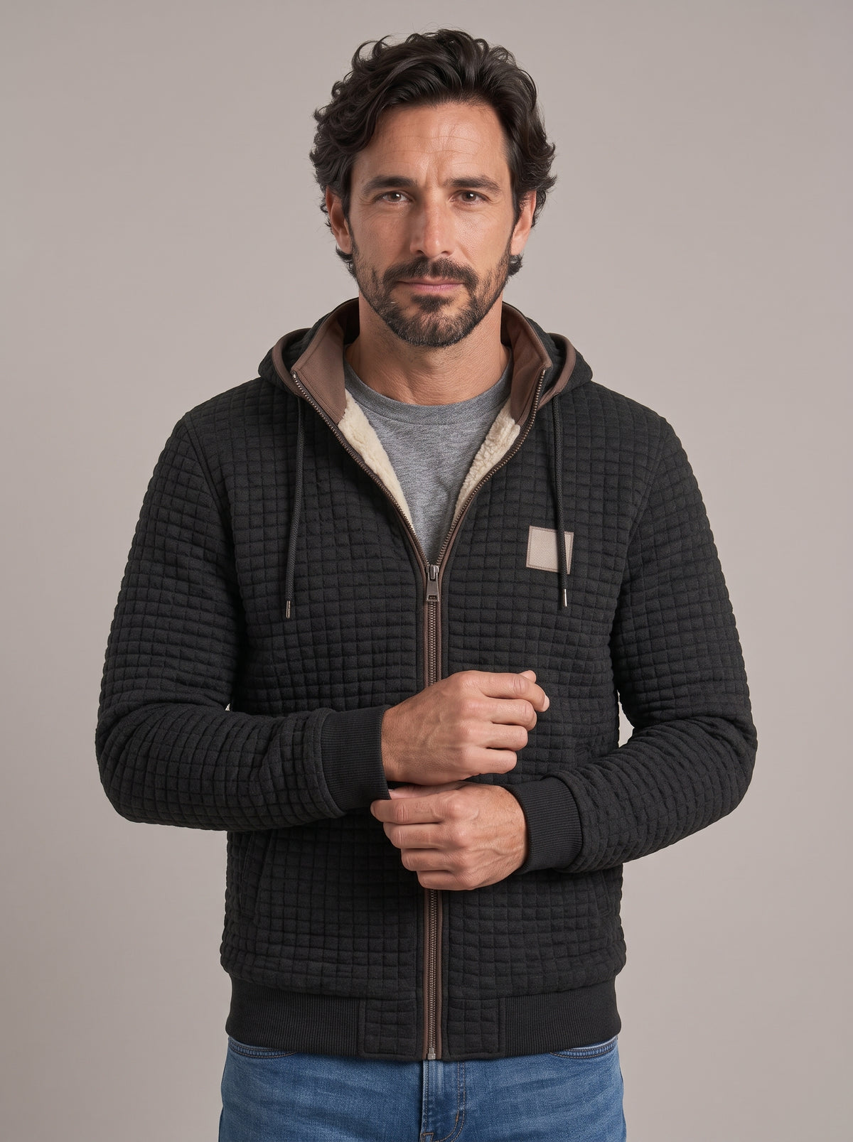 Hombre con chaqueta técnica de punto con borreguito CARLOS en negro, vista en tres cuartos