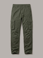 PASCUAL pantalón de seis bolsillos verde militar, maniquí con botones
