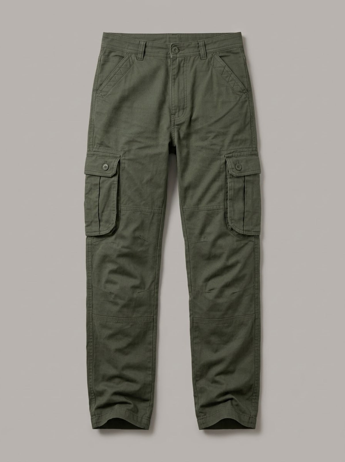 PASCUAL pantalón de seis bolsillos verde militar, maniquí con botones