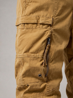 GREGORIO pantalón cargo camel, detalle del bolsillo