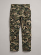 BERNARDO pantalón cargo camuflaje oscuro puesto