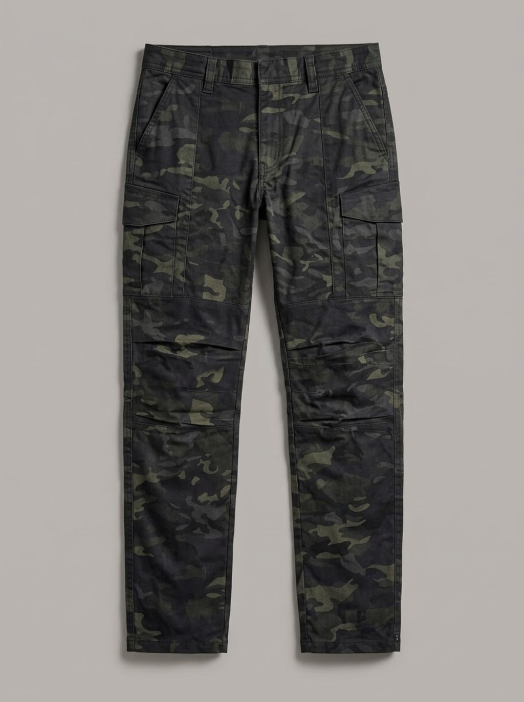 SEBASTIÁN pantalón táctico camuflaje oscuro puesto