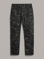 SEBASTIÁN pantalón táctico camuflaje oscuro puesto