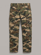 BERNARDO pantalón cargo camuflaje claro puesto