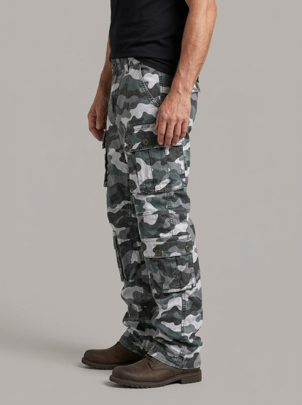 BERNARDO pantalón cargo camuflaje azul, cuerpo entero con modelo