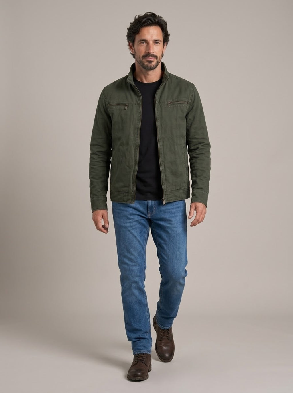Hombre de cuerpo entero con la chaqueta de campo Cristóbal, vaquero y botines