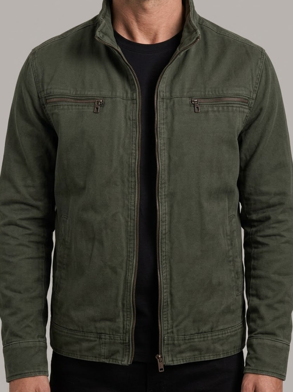 Detalle del cuello y el bolsillo de pecho con cremallera de la chaqueta de campo Cristóbal