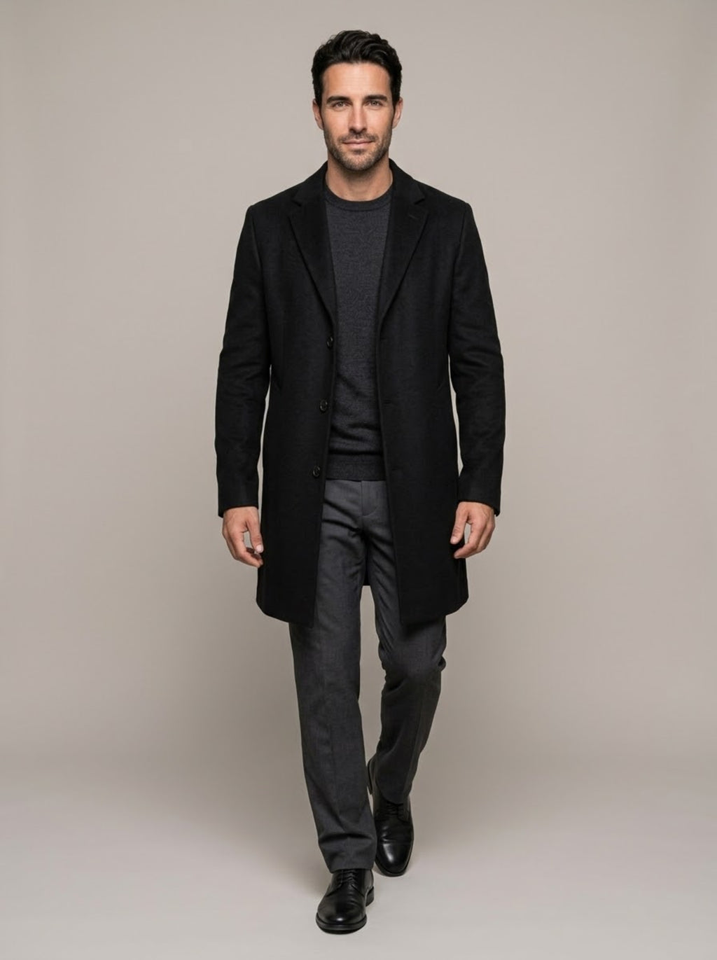 Look completo con la gabardina corta MANUEL ALEJANDRO negra, cuerpo entero