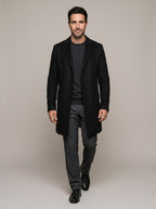 Look completo con la gabardina corta MANUEL ALEJANDRO negra, cuerpo entero
