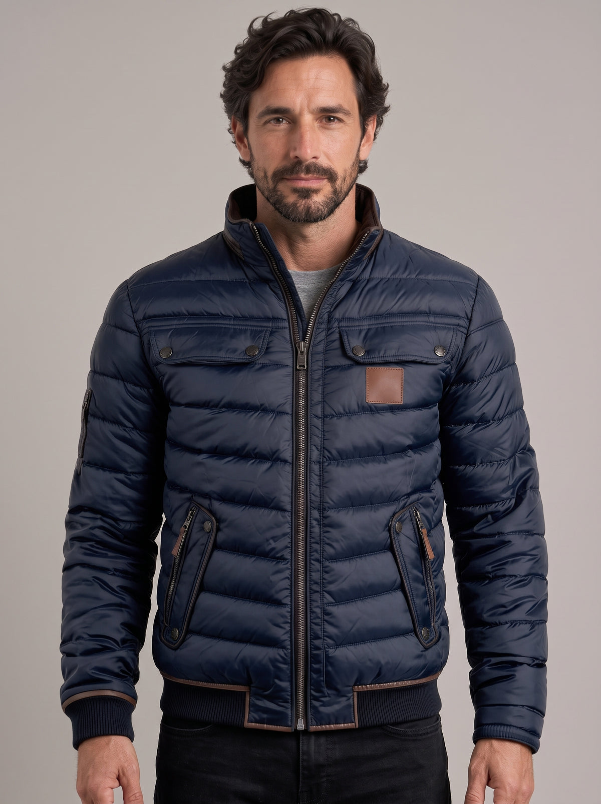 GABI chaqueta acolchada con cuello de contraste azul marino - plano medio