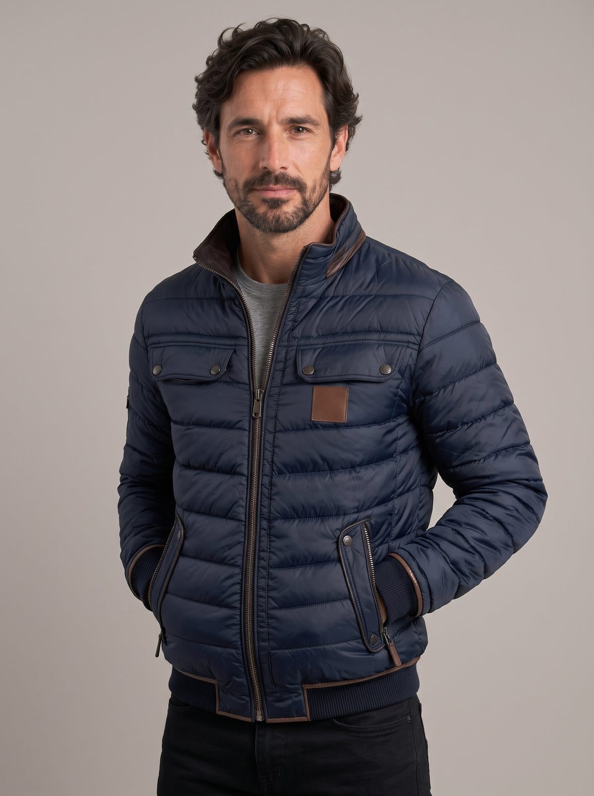 GABI chaqueta acolchada con cuello de contraste azul marino - frente