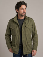 Hombre con la chaqueta de campo tipo parka Gerardo en verde militar