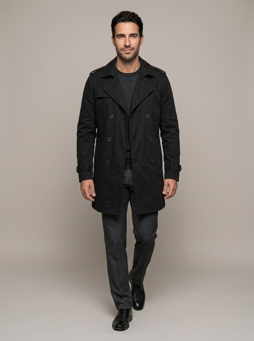 Look completo con la gabardina JESÚS ALBERTO negra, cuerpo entero