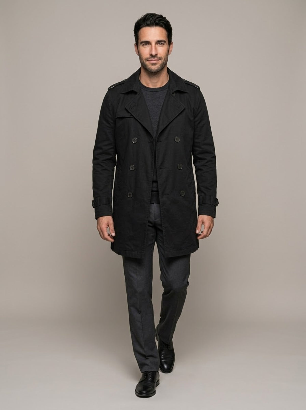Look completo con la gabardina JESÚS ALBERTO negra, cuerpo entero
