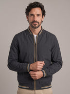JOHN bomber ligera con ribetes - plano medio