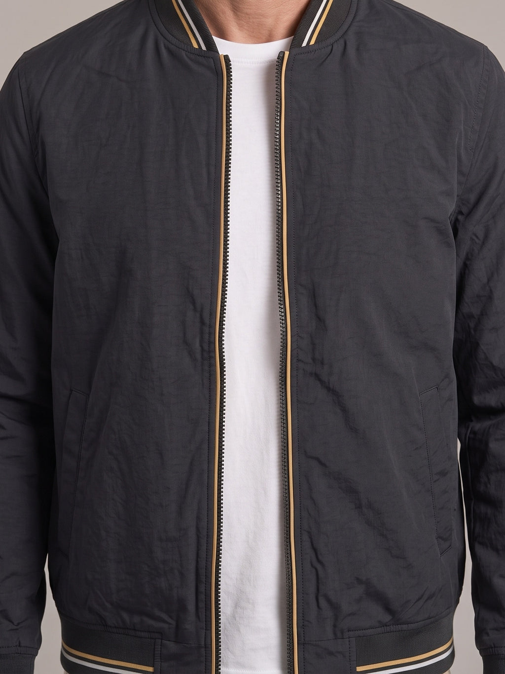 JOHN bomber ligera con ribetes - detalle