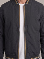 JOHN bomber ligera con ribetes - detalle