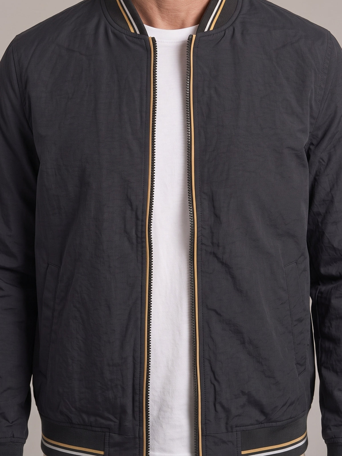 JOHN bomber ligera con ribetes - detalle