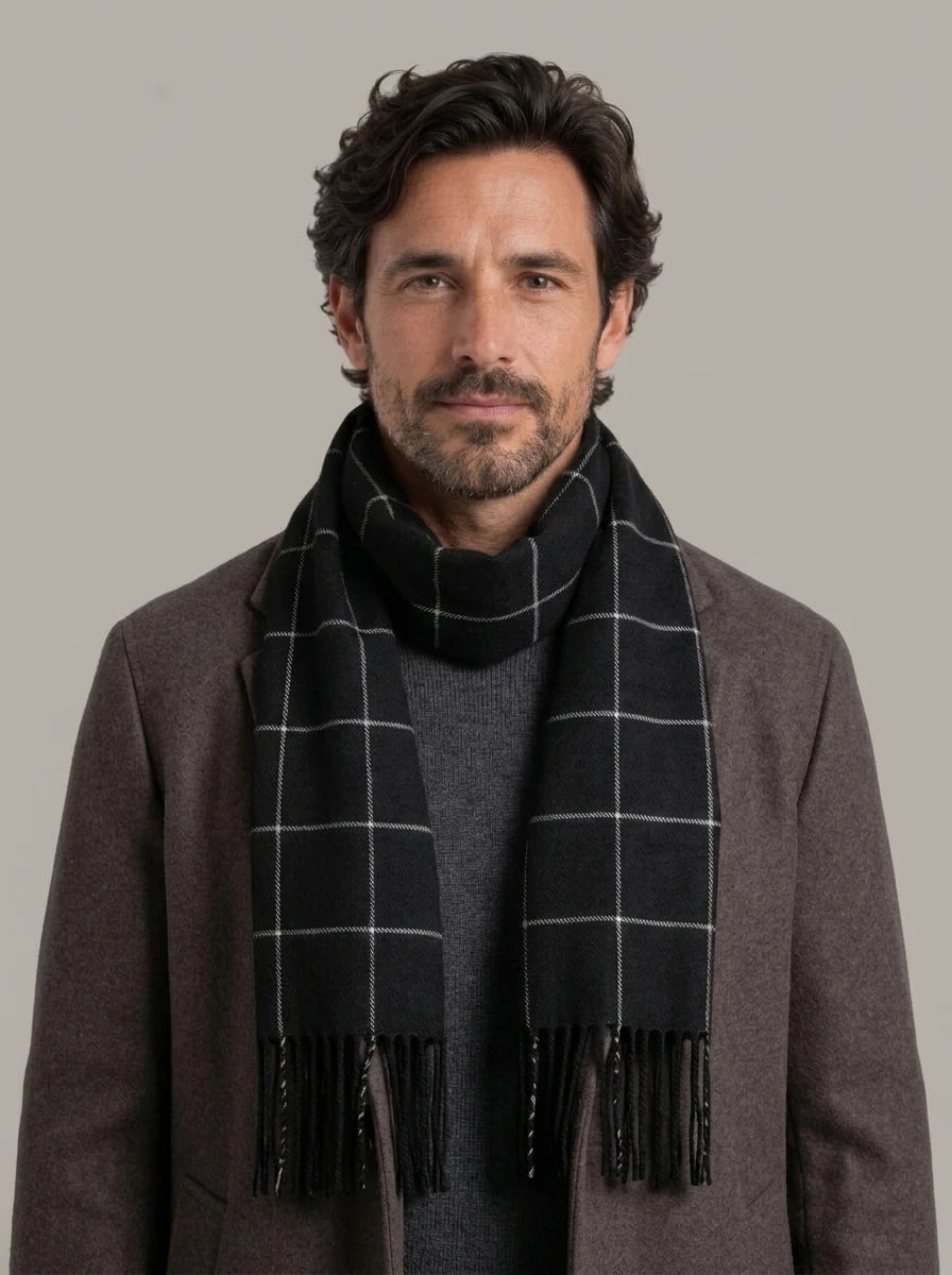 LUIS FELIPE - Bufanda de cuadros puesta, de frente