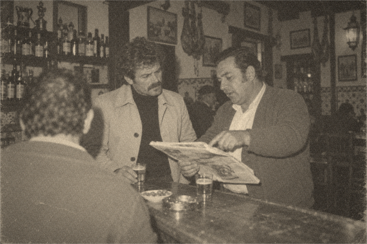 El padre de Curro en el bar de la plaza, invierno de 1972.